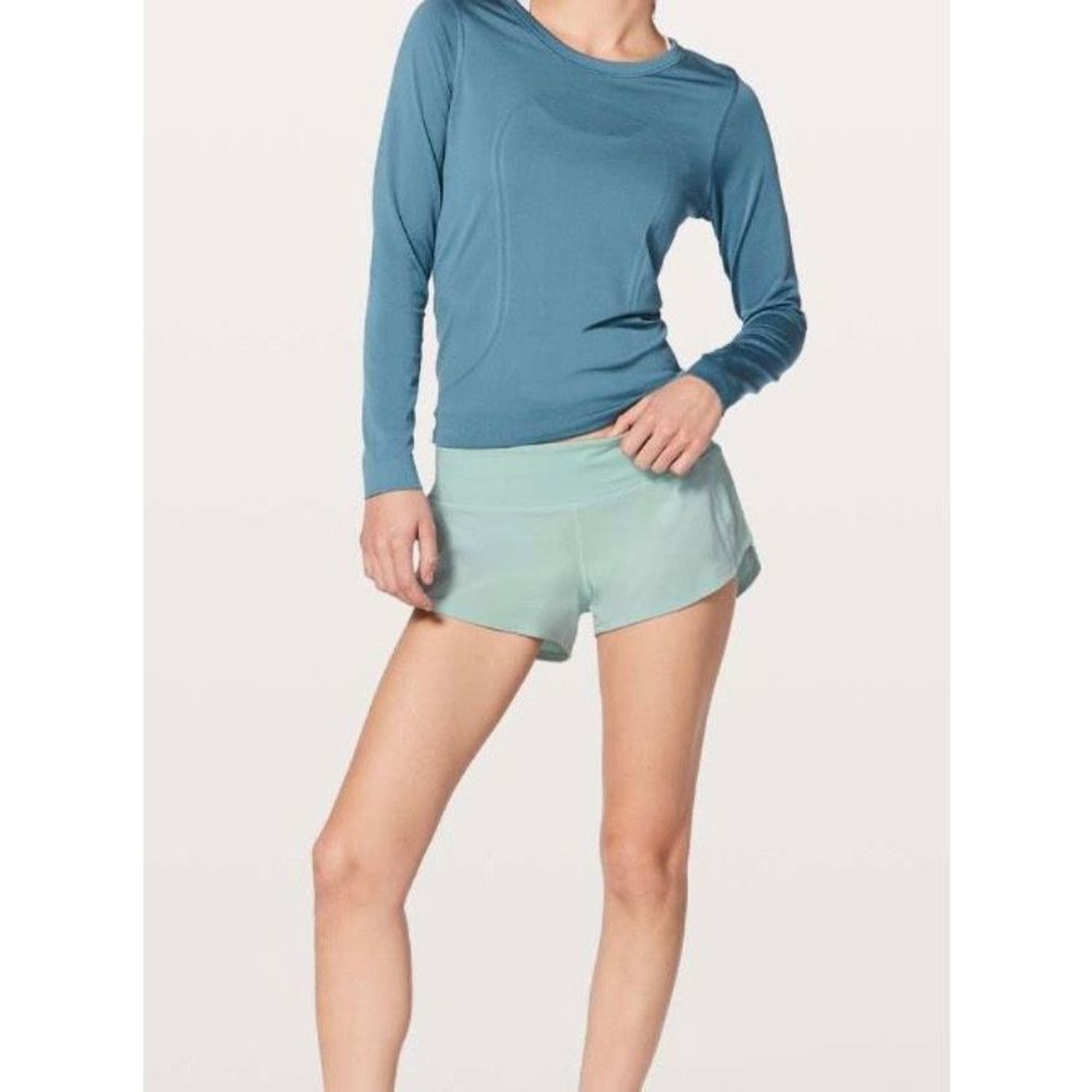 Lululemon Speed Up Short 2.5"
Tonic Sea 
Size 8 
Excellent condition